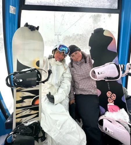 Zwei Teilnehmerinnen mit Snowboards im Lift beim AIFS Winter Work in Japan Programm
