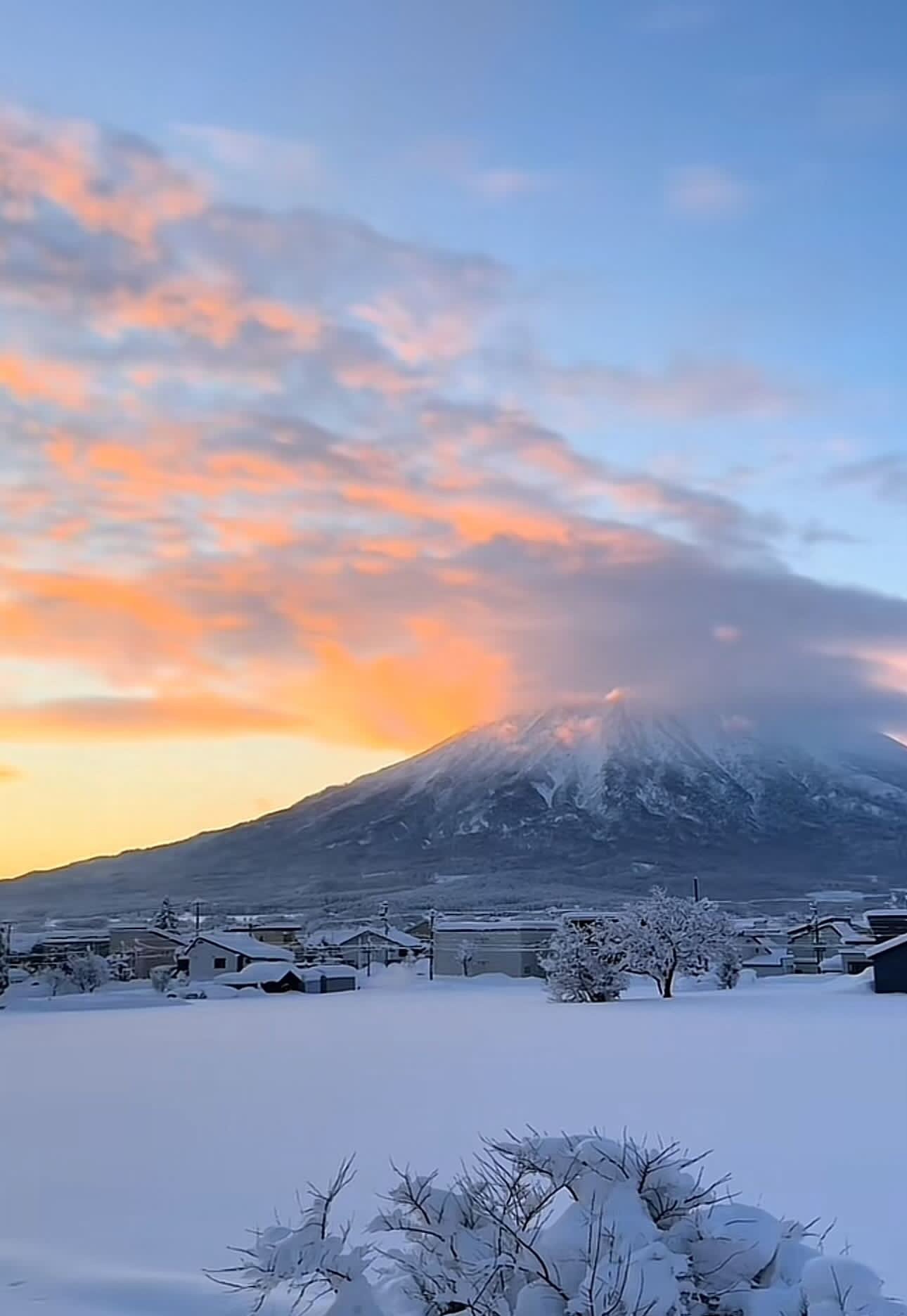 Ein Berg bei Sonnenaufgang in Japan.