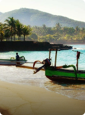 Bali's kulturelle Schätze: AIFS Adventure Trips bieten unvergessliche Meereserlebnisse und traditionelle Boote.