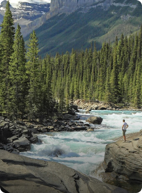 Kanadische Wildnis entdecken: AIFS Adventure Trips bieten atemberaubende Berge und malerische Flüsse.