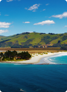 Neuseelands Küstenabenteuer: AIFS Adventure Trips erkunden die faszinierende Verbindung von Bergen und Meer.