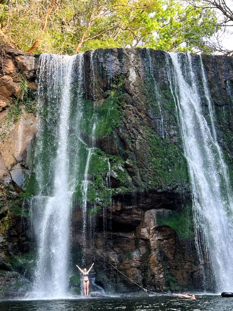 Lena unter einem Wasserfall in Costa Rica beim Freiwilligenprojekt mit AIFS