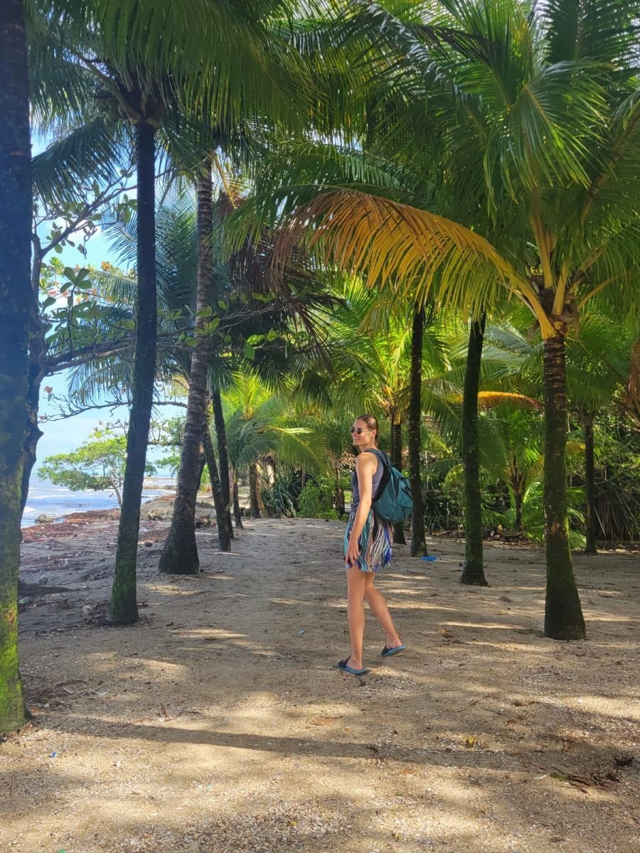 Lena unter Palmen am Strand bei der Freiwilligenarbeit in Costa Rica mit AIFS