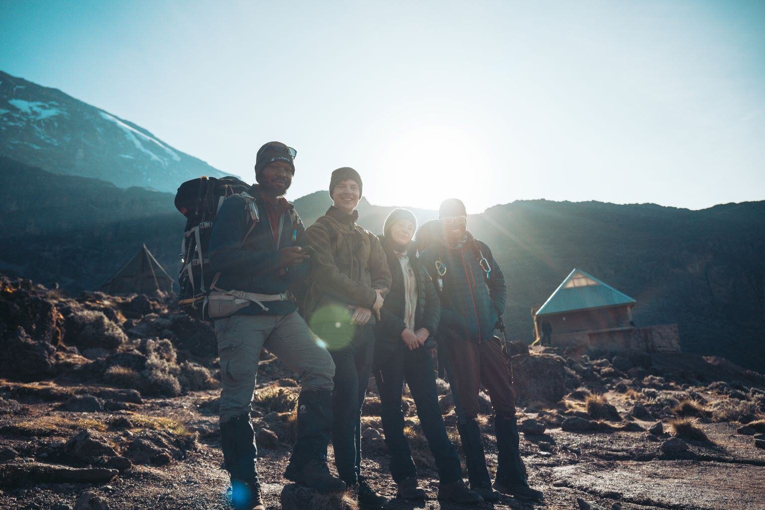 Ein Foto von 4 Personen auf Wanderung in Tansania