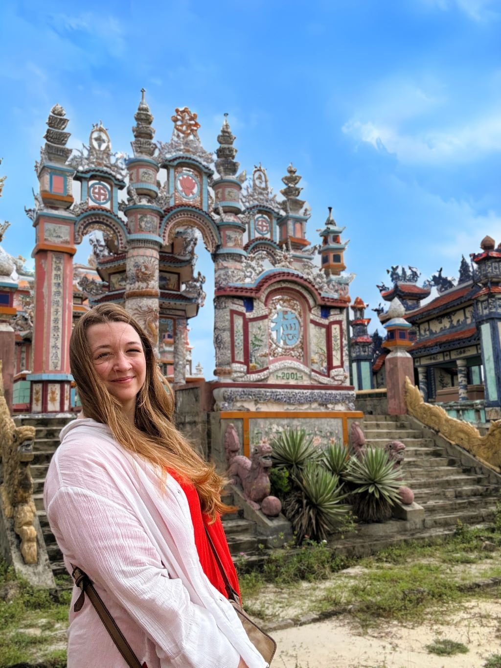 Jessica vor einem Tempel in Vietnam bei der Freiwilligenarbeit mit AIFS