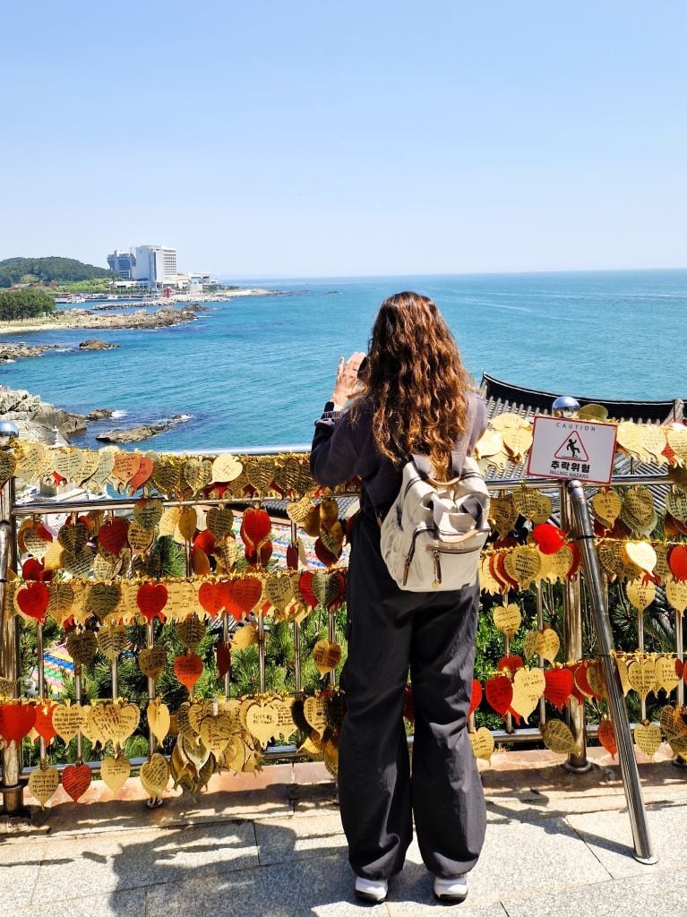 Alleinreisende beim Tempel während der Abenteuerreise in Südkorea mit AIFS