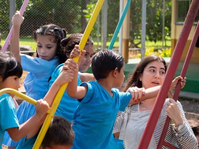 Kindern am Schaukeln beim Childcare Projekt in Costa Rica mit AIFS