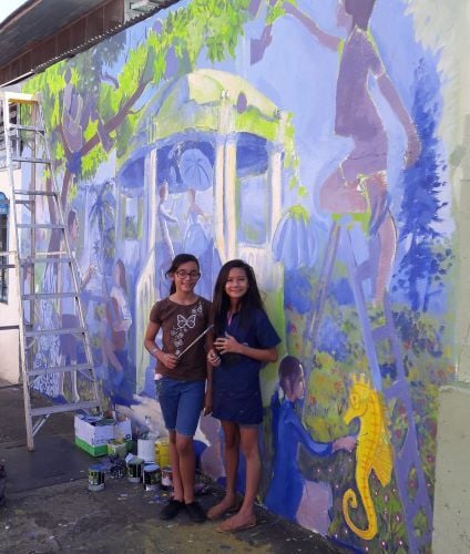 Volunteers bemalen eine Wand beim Freiwilligenprojekt Renovation & Construction in Costa Rica mit AIFS