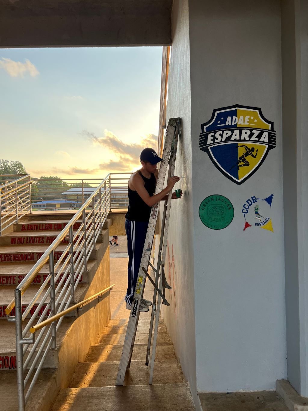 Person am Malen beim Renovation and Construction Freiwilligenprojekt in Costa Rica mit AIFS