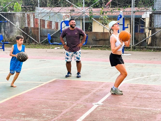 Basketball spielen beim Freiwilligenprojekt Sports Coaching in Costa Rica mit AIFS