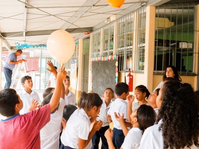Kinder spielen mit Luftballon beim Freiwilligenprojekt Sports Coaching in Costa Rica mit AIFS