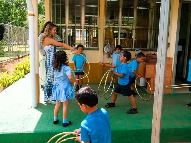 Hulahoop beim Freiwilligenprojekt Sports Coaching in Costa Rica mit AIFS