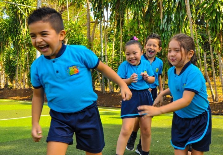 Kinder beim Freiwilligenprojekt Sports Coaching in Costa Rica mit AIFS