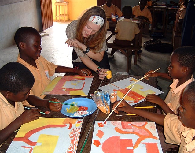 Person beim Malen im Freiwilligenprojekt Arts and Craft in Ghana mit AIFS