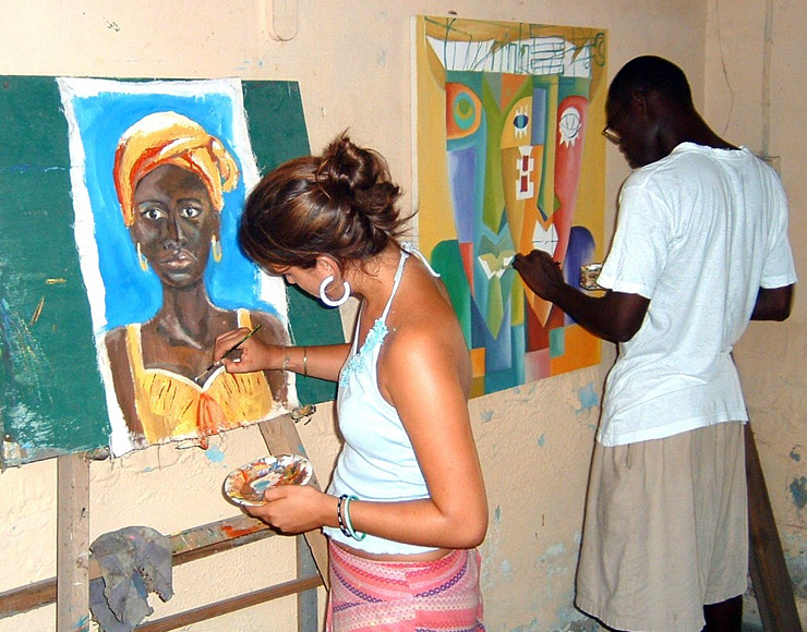 Künstler beim Malen beim Freiwilligenprojekt Arts & Craft in Ghana mit AIFS