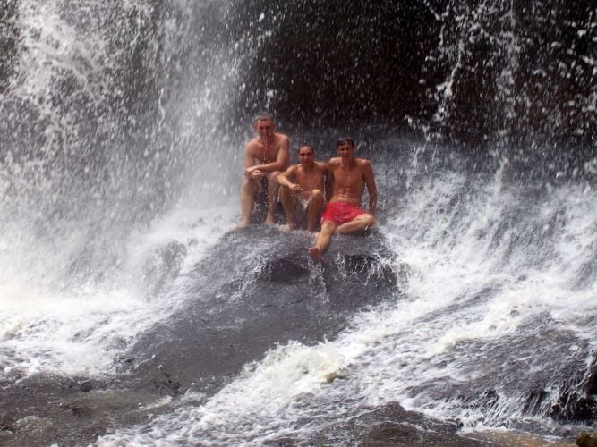 Personen im Wasserfall bei der Freiwilligenarbeit in Ghana mit AIFS