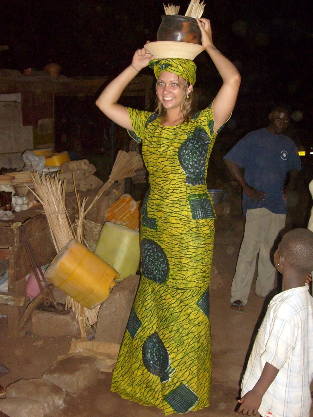 Volunteer in traditioneller Kleidung bei der Freiwilligenarbeit in Ghana mit AIFS