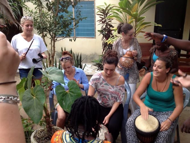 Gemeinsam musizieren bei der Freiwilligenarbeit in Ghana mit AIFS