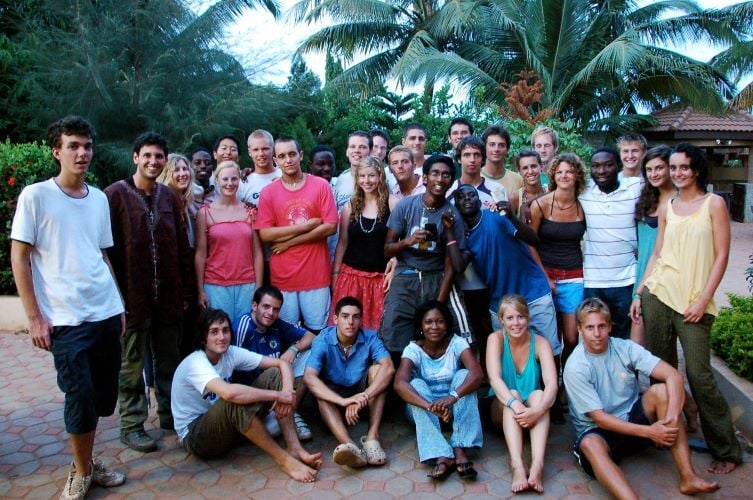 Gruppenfoto bei der Freiwilligenarbeit in Ghana mit AIFS