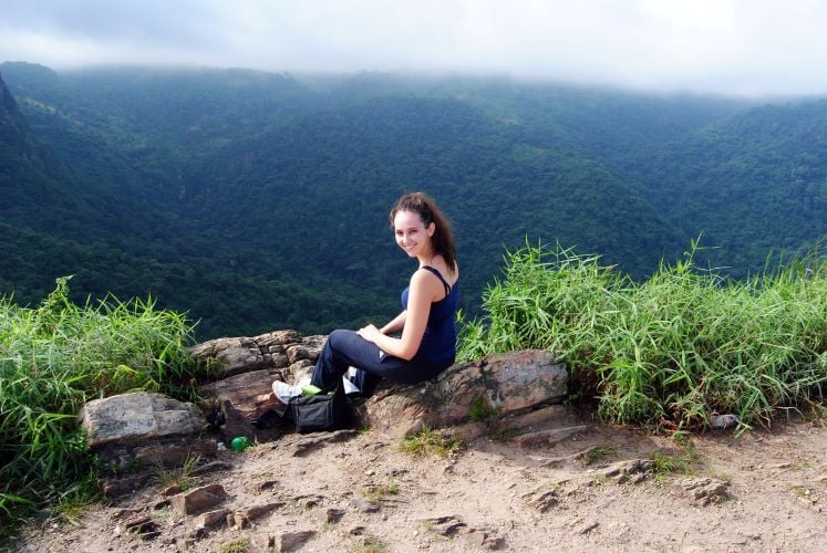 Teilnehmende auf einem Berg bei der Freiwilligenarbeit in Ghana mit AIFS