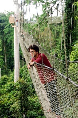 Volunteer auf einer Hängebrücke bei der Freiwilligenarbeit in Ghana mit AIFS
