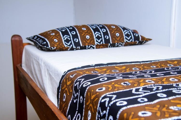 Bett in der Unterkunft im Freiwilligenprojekt in Ghana mit AIFS