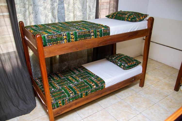 Mehrbettzimmer in der Unterkunft im Freiwilligenprojekt in Ghana mit AIFS