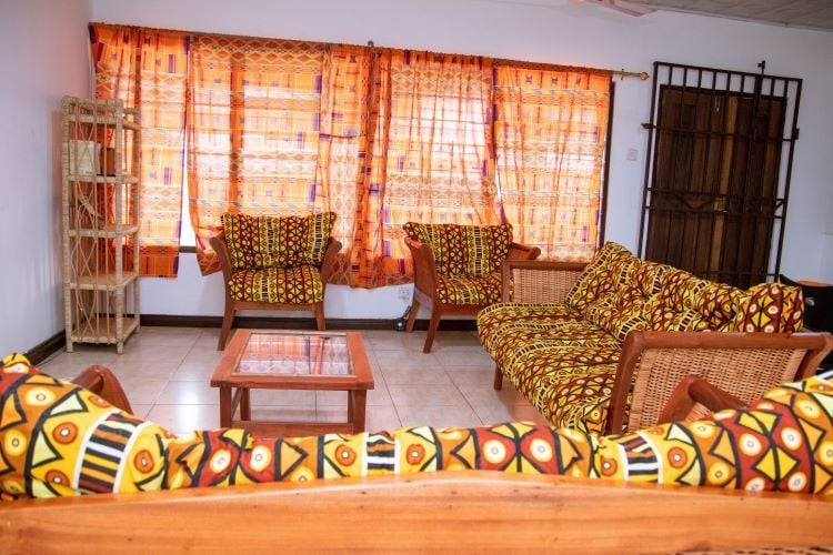 Wohnzimmer in der Unterkunft im Freiwilligenprojekt in Ghana mit AIFS