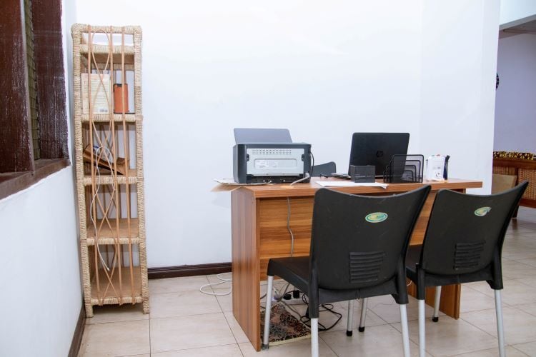 Büro in der Unterkunft im Freiwilligenprojekt in Ghana mit AIFS