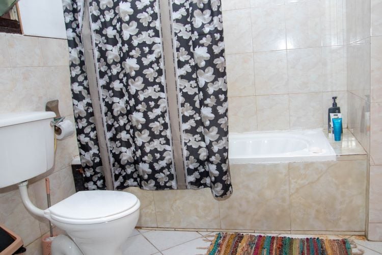 Badezimmer in der Unterkunft im Freiwilligenprojekt in Ghana mit AIFS
