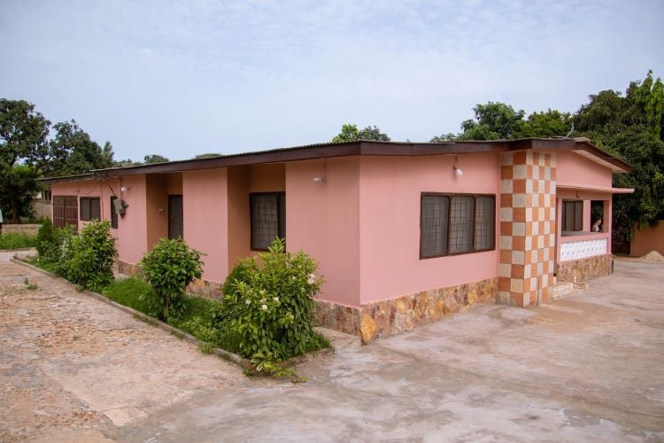 Unterkunft von außen im Freiwilligenprojekt in Ghana mit AIFS