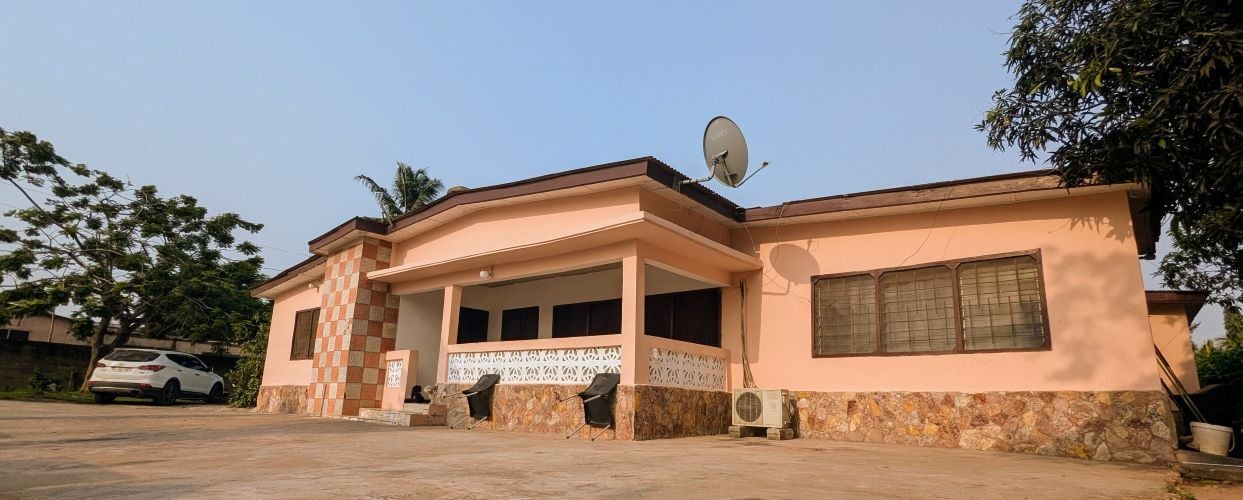 Haus von außen beim Freiwilligenprojekt in Ghana mit AIFS