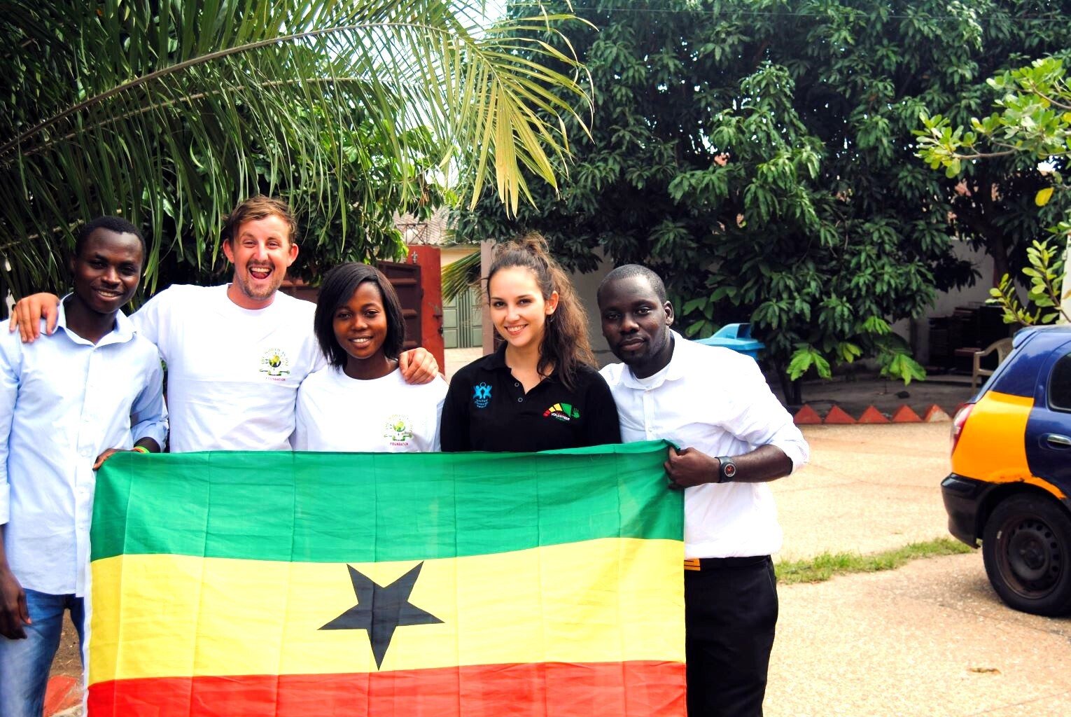 Teilnehmende bei der Freiwilligenarbeit in Ghana mit AIFS