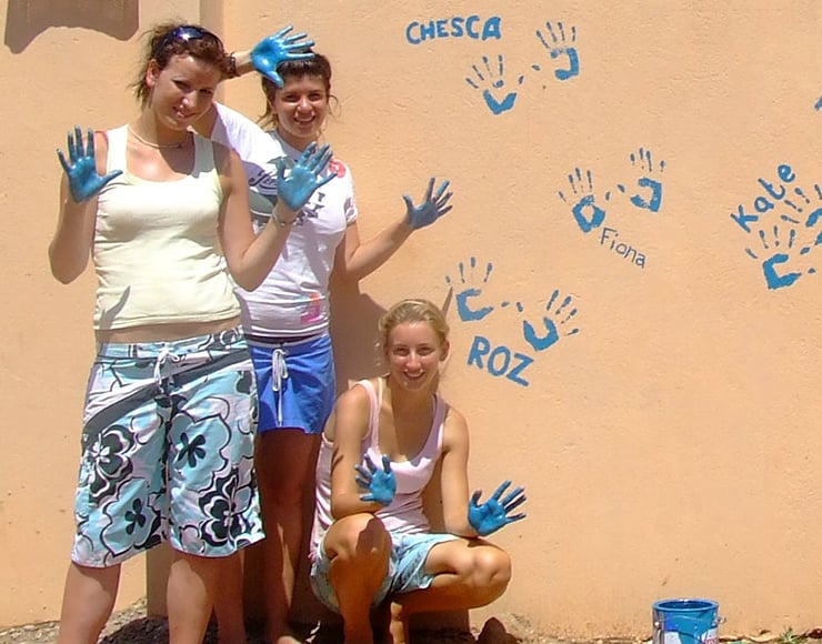 Personen bemalen eine Wand beim Renovation & Construction Freiwilligenprojekt in Ghana mit AIFS