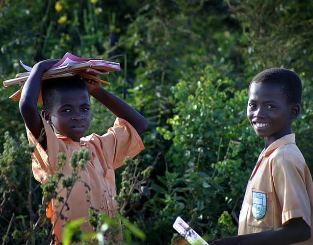 Schüler draußen beim Freiwilligenprojekt Teaching in Ghana mit AIFS