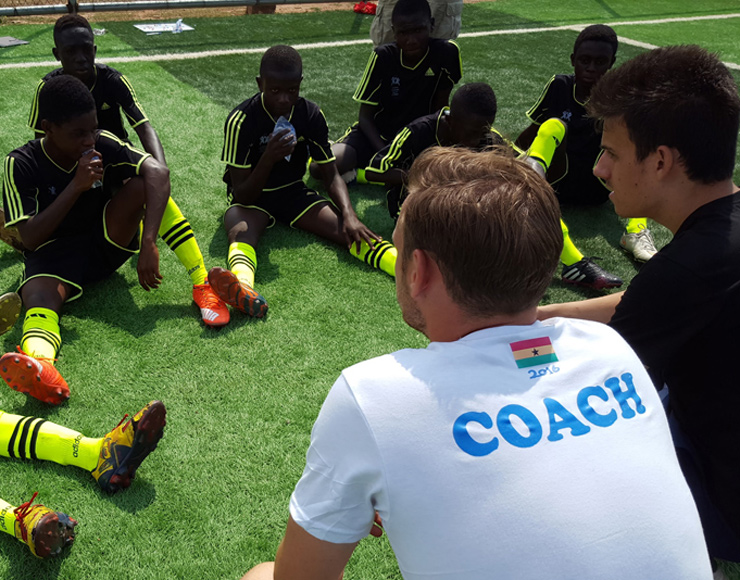 Fußballtraining beim Sports Coaching Freiwilligenprojekt in Ghana mit AIFS