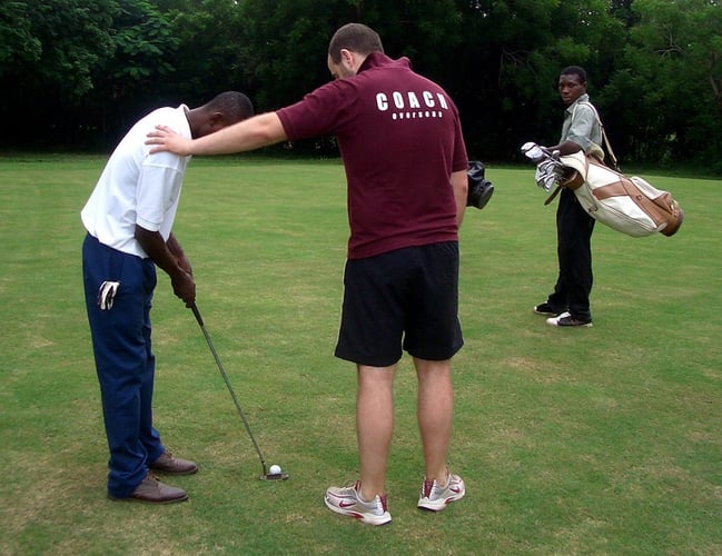 Personen spielen Golf beim Sports Coaching Freiwilligenprojekt in Ghana mit AIFS