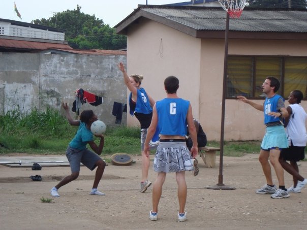 Personen beim Handballspielen beim Sports Coaching Freiwilligenprojekt in Ghana mit AIFS
