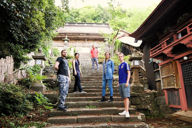 Personen vorm Tempel beim Freiwilligenprojekt Community Work und Umweltschutz in Japan mit AIFS