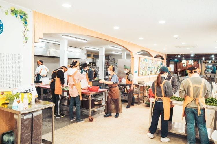 Suppenküche bei der Freiwilligenarbeit in Südkorea mit AIFS