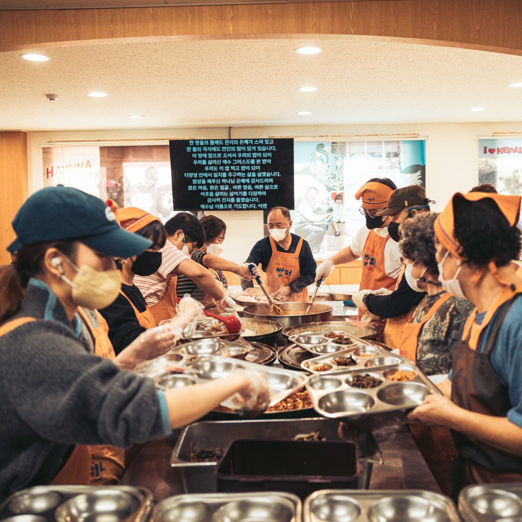 Volunteer bereiten Essen vor beim im Freiwilligenprojekt Soup Kitchen in Südkorea
