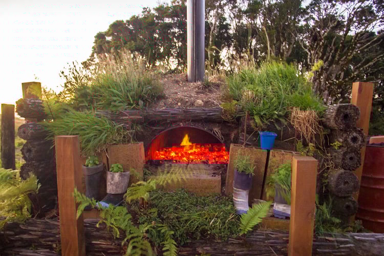 Feuerstelle beim Freiwilligenprojekt Rainforest Conservation in Neuseeland