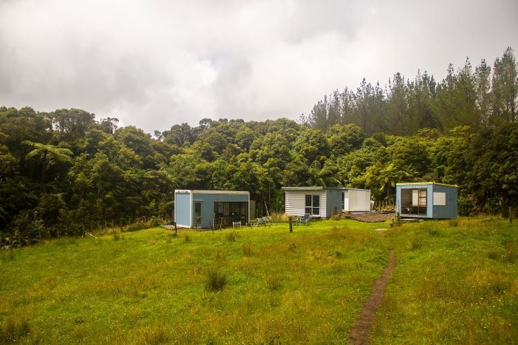 Häuser beim Freiwilligenprojekt Rainforest Conservation in Neuseeland