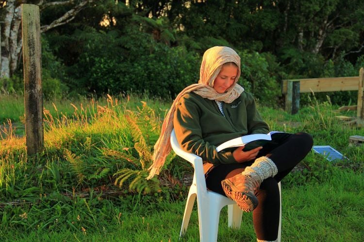 Volunteer am Lesen beim Freiwilligenprojekt Rainforest Conservation in Neuseeland