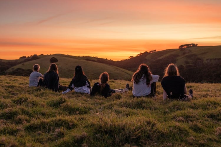 Volunteers beim Sonnenuntergang beim Freiwilligenprojekt Umwelt- und Naturschutz in Neuseeland mit AIFS
