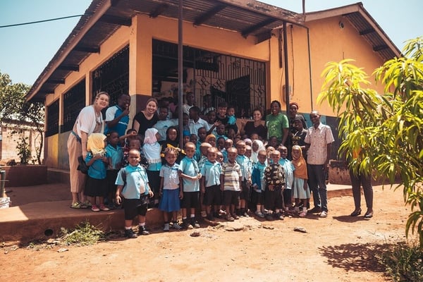 mischalorenz_aifs_tansania-freiwilligenarbeit-child-care-loris-gruppenfoto
