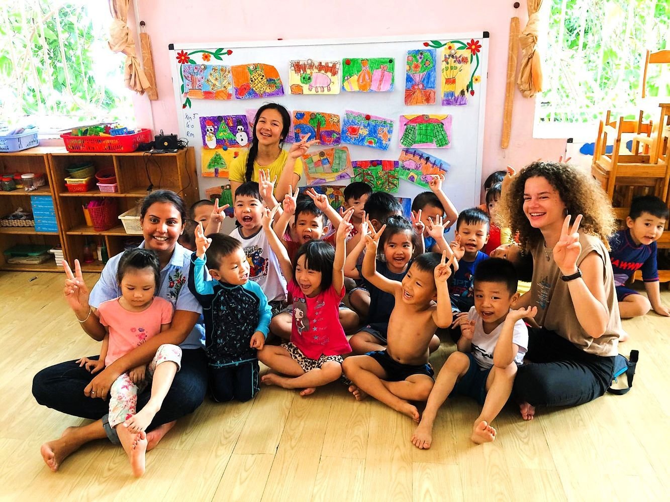 Gruppenfoto beim Freiwilligenprojekt im Kindergarten in Vietnam mit AIFS