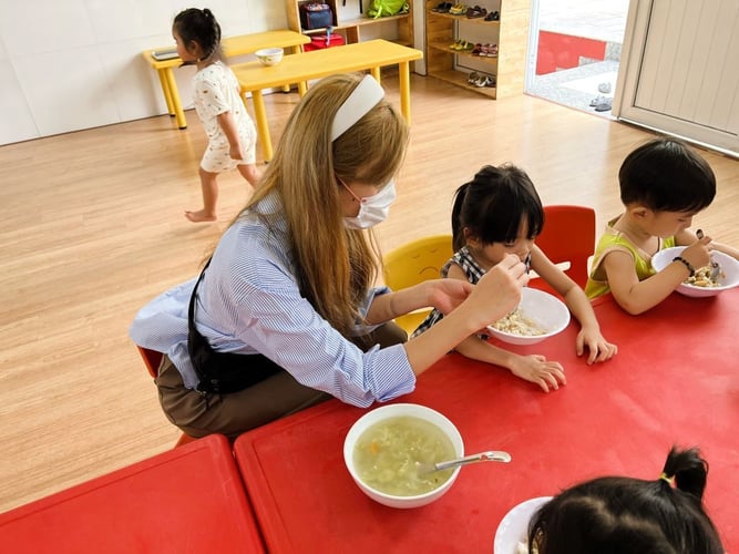 Teilnehmende ist mit Kindern beim Freiwilligenprojekt Kindergarten in Vietnam