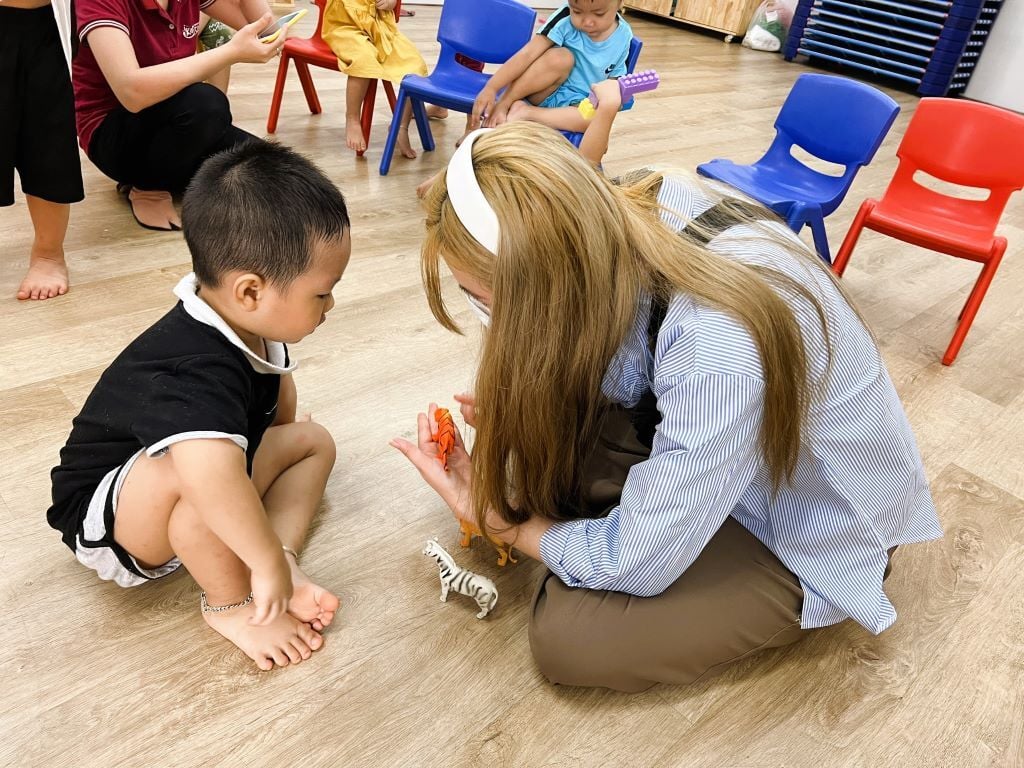 Person arbeitet mit Kind im Freiwilligenprojekt in Vietnam