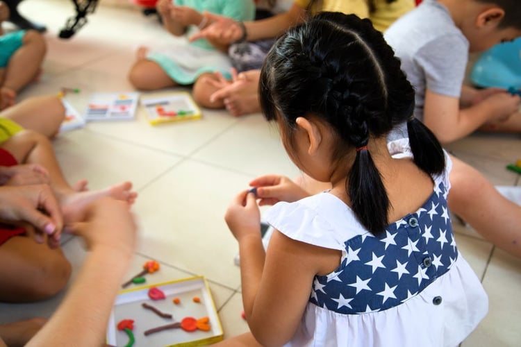 Kind spielt im Freiwilligenprojekt Kindergarten in Vietnam